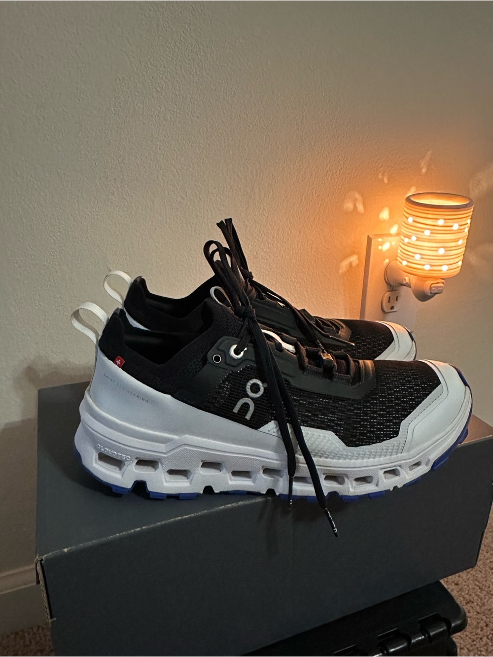 On Running Cloudultra 2, Women’s Black and White Sneakers. Size 9